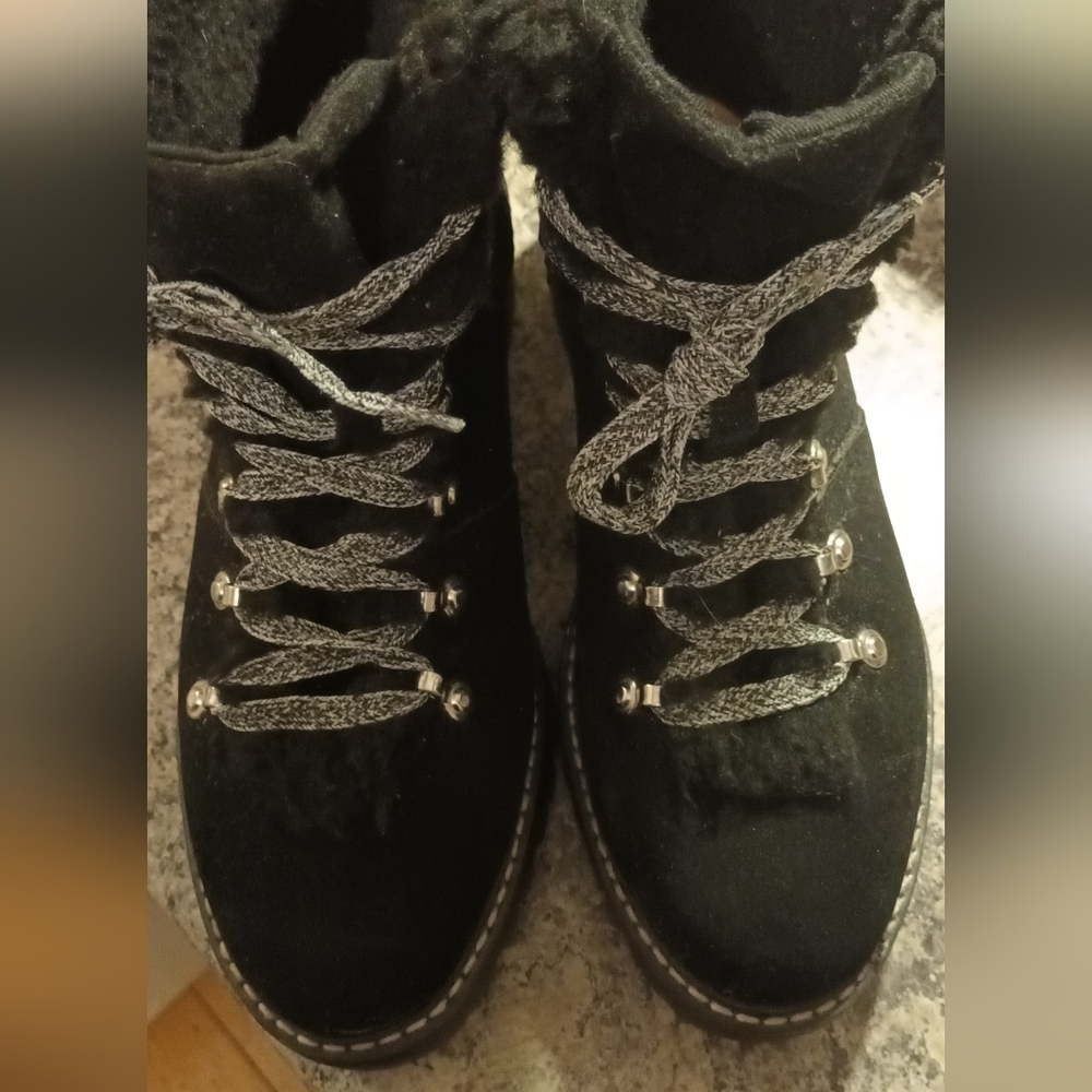 Stylish Black Women's Hiking Boots Sheerling Lined - Size 8  Brand New